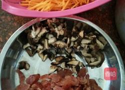 胡萝卜香菇腊肠炒饭的做法图解2