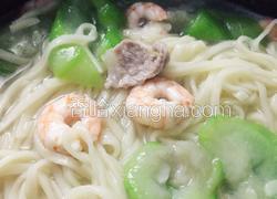鲜虾猪肉丝瓜面