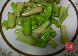 菜根炒肉饼的做法图解1