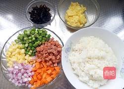 五彩蛋炒饭的做法图解1