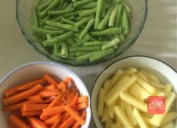 炒三条（土豆，豆角，胡萝卜）的做法图解2
