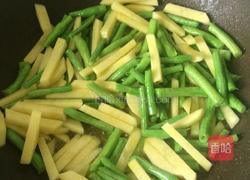 炒三条（土豆，豆角，胡萝卜）的做法图解3