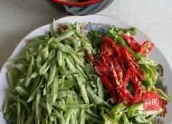 豆角辣子孜然炒肉的做法图解1