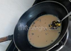 玉米粒带茶叶渣奶茶