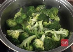 西兰花炒瘦肉虾仁的做法图解2