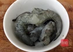 西兰花炒瘦肉虾仁的做法图解5