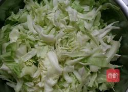 卷心菜炒粉丝的做法图解1