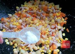 胡萝卜玉米哈密瓜炒肉丁的做法图解9