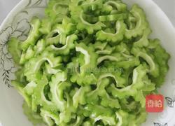 清炒苦瓜的做法图解1