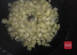土豆腊肉炒饭的做法图解2