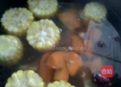 玉米胡萝卜龙骨汤的做法图解5