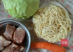 炒面条的做法图解1