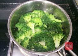 西兰花炒虾仁的做法图解2