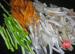 猪皮炒胡萝卜的做法图解2