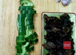 拍黄瓜拌木耳的做法图解2