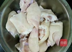 红焖猪蹄的做法图解1