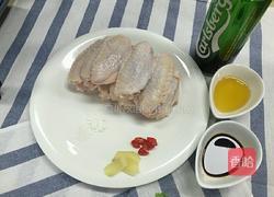 火辣辣啤酒奇异果鸡翅的做法图解1