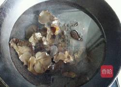 核桃仁拌木耳的做法图解4