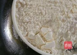 莲蓉蛋黄月饼的做法图解2