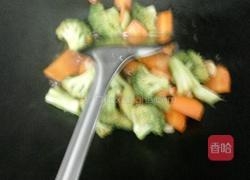 西兰花炒红萝卜的做法图解4