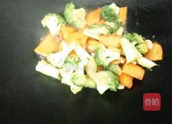 西兰花炒红萝卜的做法图解5