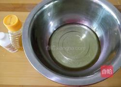 广式白莲蛋黄月饼的做法图解1