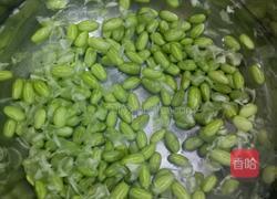嫩黄豆炒瘦肉的做法图解1