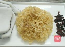 枸杞子雪耳炖椰子的做法图解1