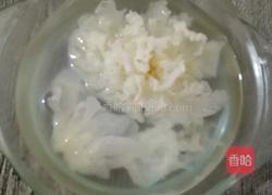 银耳木瓜牛奶的做法图解1