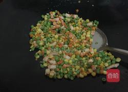 五彩黄金炒饭的做法图解4