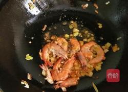 西红柿鸡蛋大虾面条的做法图解2