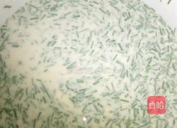 韭菜鸡蛋饼的做法图解1