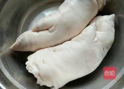 花生红枣炖猪手的做法图解1