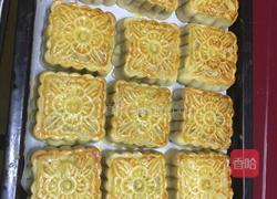 莲蓉蛋黄月饼的做法图解3