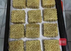莲蓉蛋黄月饼的做法图解2