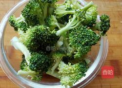 西兰花拌黄瓜的做法图解1
