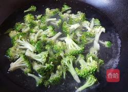 西兰花拌黄瓜的做法图解3