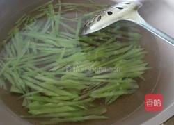 凉拌莴笋丝儿的做法图解2