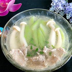 斗鸡菇丝瓜肉片汤