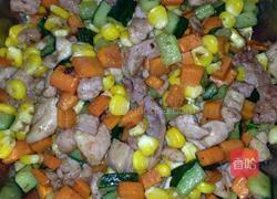 鸡肉胡萝卜玉米青瓜肉丁的做法图解3