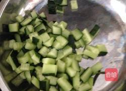 鸡肉胡萝卜玉米青瓜肉丁的做法图解1