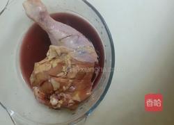 红酒烤猕猴桃鸡腿的做法图解1