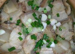 五花肉炖茶树菇