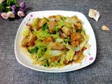 烧肉炒卷心菜的做法[图]