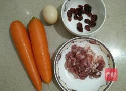 瘦肉蔓莓干炒胡萝卜的做法图解1