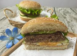 牛肉鸡蛋大汉堡