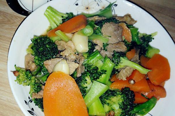 西兰花胡萝卜肉片