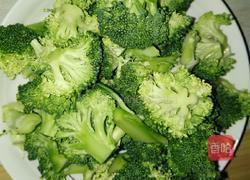 西兰花胡萝卜肉片的做法图解1