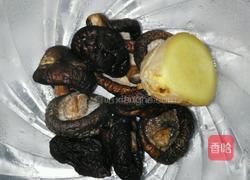 萝卜玉米香菇排骨汤的做法图解3