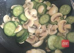黄瓜蘑菇炒蛋的做法图解4